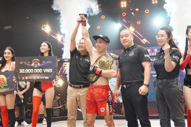 Phạm Văn Nam vô địch đòn kết liễu võ sĩ Nga tại giải đấu Master Of Fights Championship