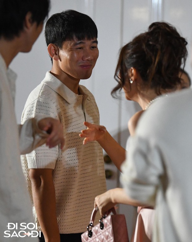 Hòa Minzy xuất hiện muộn nhưng vui vẻ trò chuyện thân thiết cùng Tuấn Anh, Minh Vương tại đám cưới Đoàn Văn Hậu