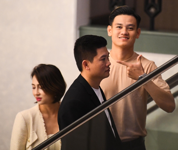 Tiết lộ số tiền mừng cưới của vợ chồng Hồ Tấn Tài và Đoàn Văn Hậu, nhan sắc nàng WAG gây chú ý