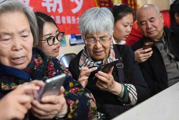 Người già Trung Quốc ngày càng mê mạng xã hội - Ảnh 2.