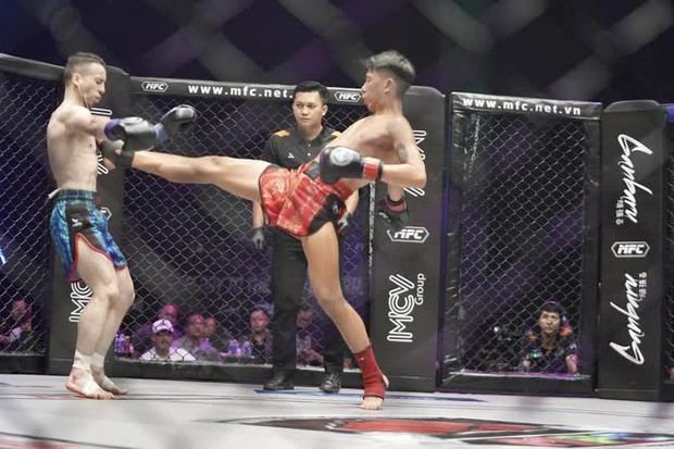 Phạm Văn Nam vô địch đòn kết liễu võ sĩ Nga tại giải đấu Master Of Fights Championship