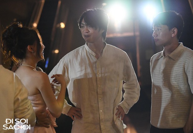 Hòa Minzy xuất hiện muộn nhưng vui vẻ trò chuyện thân thiết cùng Tuấn Anh, Minh Vương tại đám cưới Đoàn Văn Hậu