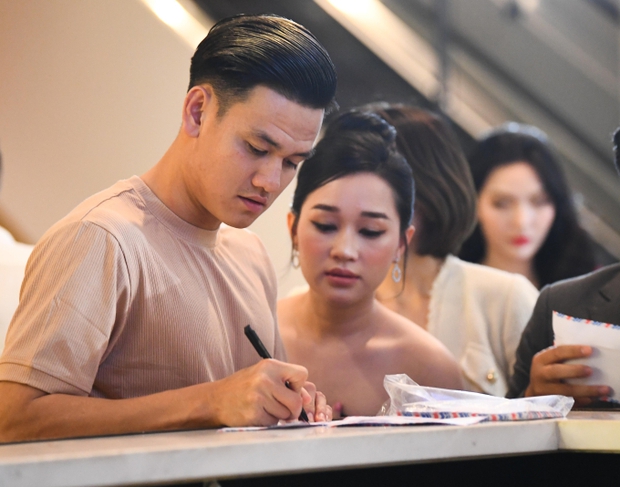 Tiết lộ số tiền mừng cưới của vợ chồng Hồ Tấn Tài và Đoàn Văn Hậu, nhan sắc nàng WAG gây chú ý