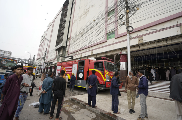 Pakistan: Cháy trung tâm thương mại ở Karachi, ít nhất 11 người thiệt mạng - Ảnh 3.