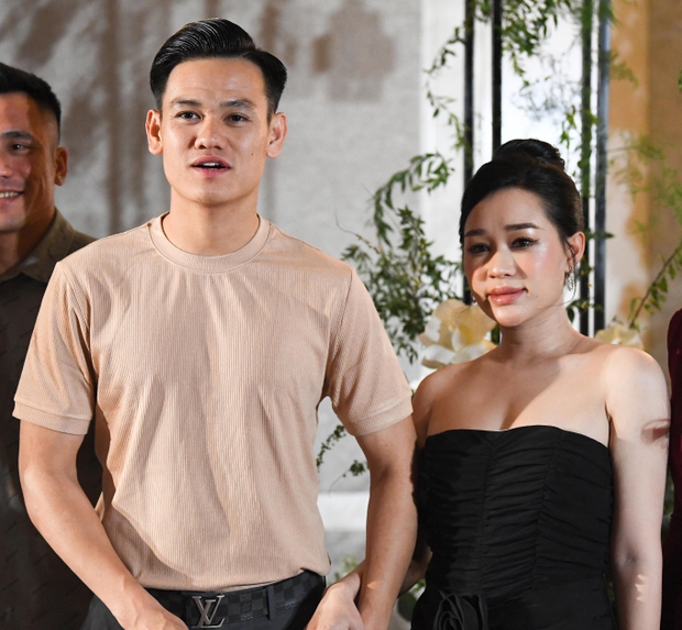 Tiết lộ số tiền mừng cưới của vợ chồng Hồ Tấn Tài và Đoàn Văn Hậu, nhan sắc nàng WAG gây chú ý