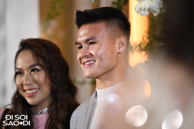 Quang Hải và Chu Thanh Huyền chứng tỏ tình yêu không còn xa cách, với màn nắm tay nhẹ nhàng giữa đám đông và sự chia sẻ áo khoác