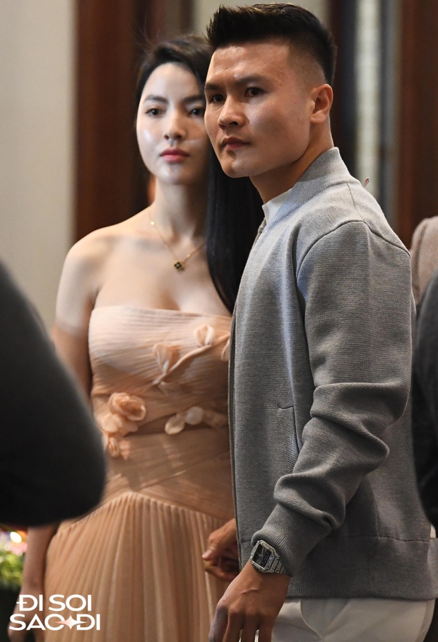 Quang Hải và Chu Thanh Huyền chứng tỏ tình yêu không còn xa cách, với màn nắm tay nhẹ nhàng giữa đám đông và sự chia sẻ áo khoác