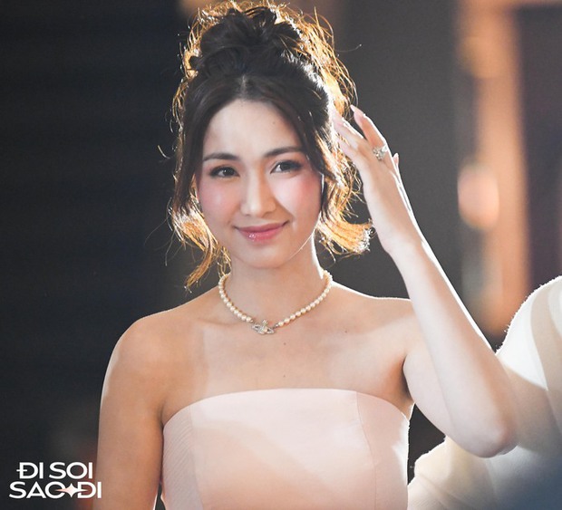 Hòa Minzy xuất hiện muộn nhưng vui vẻ trò chuyện thân thiết cùng Tuấn Anh, Minh Vương tại đám cưới Đoàn Văn Hậu