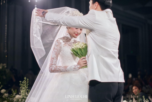 Một khoảnh khắc xúc động khi Đoàn Văn Hậu lau nước mắt cho Doãn Hải My trong đám cưới