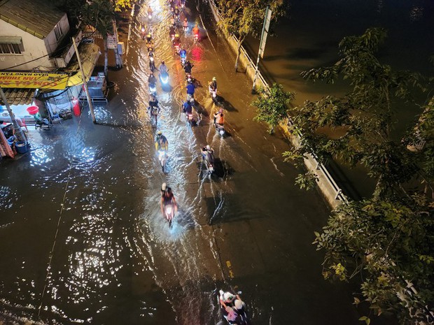 Người dân TPHCM chật vật đi lại trong ngày triều cường - Ảnh 14.