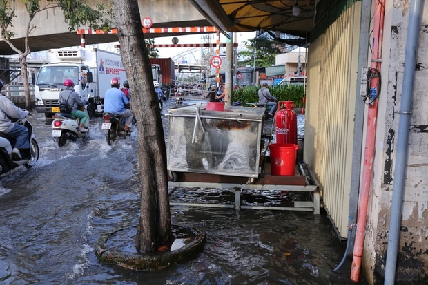 Người dân TPHCM chật vật đi lại trong ngày triều cường - Ảnh 5.