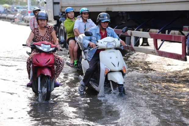 Người dân TPHCM chật vật đi lại trong ngày triều cường - Ảnh 3.