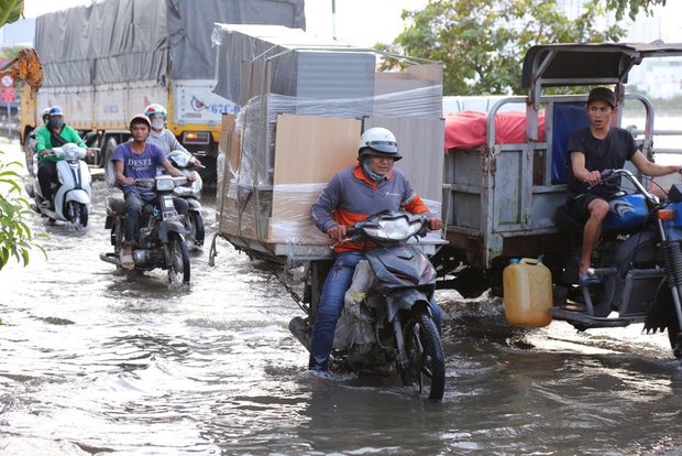 Người dân TPHCM chật vật đi lại trong ngày triều cường - Ảnh 2.