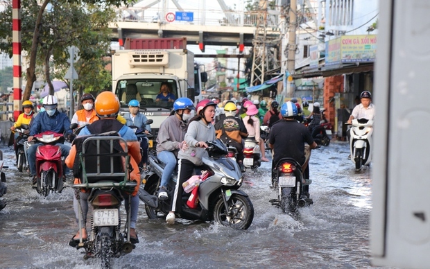 Người dân TPHCM chật vật đi lại trong ngày triều cường - Ảnh 1.