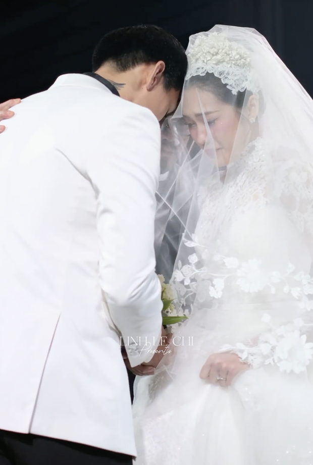 Một khoảnh khắc xúc động khi Đoàn Văn Hậu lau nước mắt cho Doãn Hải My trong đám cưới