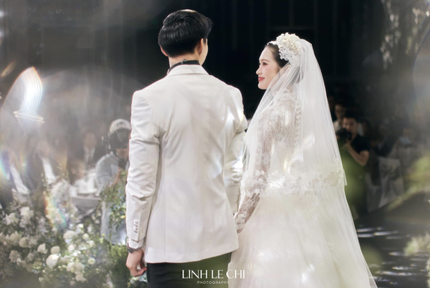 Một khoảnh khắc xúc động khi Đoàn Văn Hậu lau nước mắt cho Doãn Hải My trong đám cưới