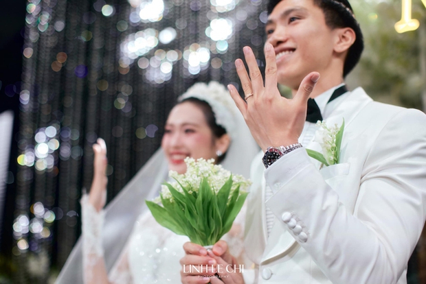 Nhẫn cưới của Đoàn Văn Hậu - Doãn Hải My: Tổng giá trị gần 300 triệu, tên gọi tràn đầy yêu thương - Ảnh 3. Nhẫn cưới của Đoàn Văn Hậu - Doãn Hải My: Tổng giá trị gần 300 triệu, tên gọi tràn đầy yêu thương - Ảnh 3.