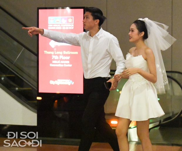 Đoãn Hải My rời tiệc cưới với sự hộ tống của Đoàn Văn Hậu và Bảo Hân