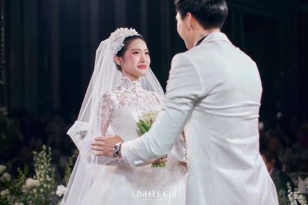 Một khoảnh khắc xúc động khi Đoàn Văn Hậu lau nước mắt cho Doãn Hải My trong đám cưới