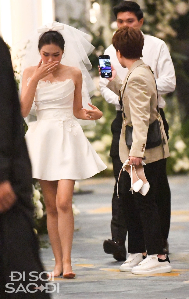 Đoãn Hải My rời tiệc cưới với sự hộ tống của Đoàn Văn Hậu và Bảo Hân