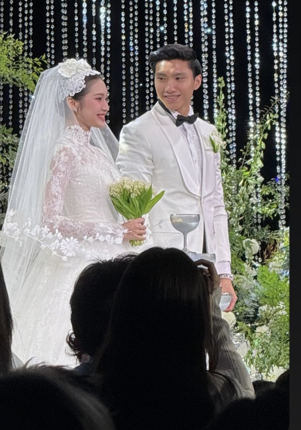 Một khoảnh khắc xúc động khi Đoàn Văn Hậu lau nước mắt cho Doãn Hải My trong đám cưới