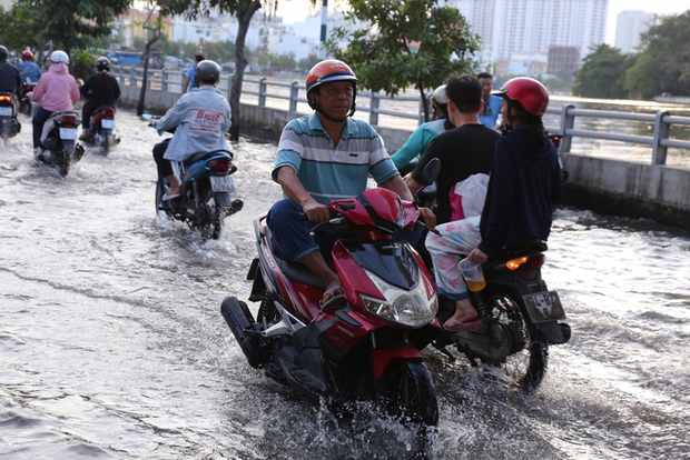 Người dân TPHCM chật vật đi lại trong ngày triều cường - Ảnh 10.