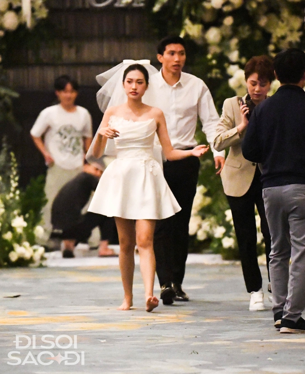 Đoãn Hải My rời tiệc cưới với sự hộ tống của Đoàn Văn Hậu và Bảo Hân