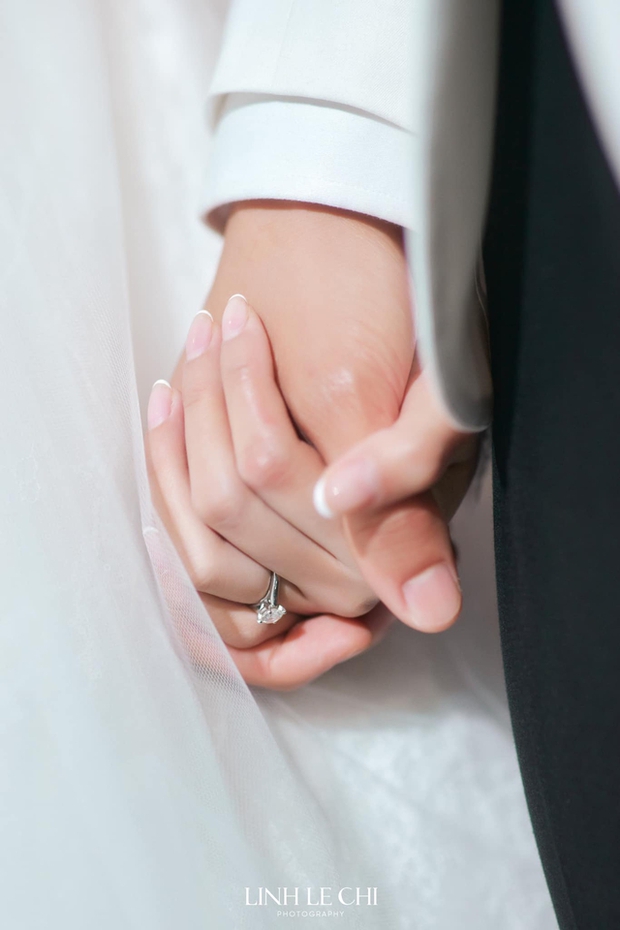 Một khoảnh khắc xúc động khi Đoàn Văn Hậu lau nước mắt cho Doãn Hải My trong đám cưới