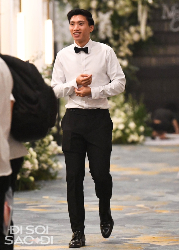 Đoãn Hải My rời tiệc cưới với sự hộ tống của Đoàn Văn Hậu và Bảo Hân