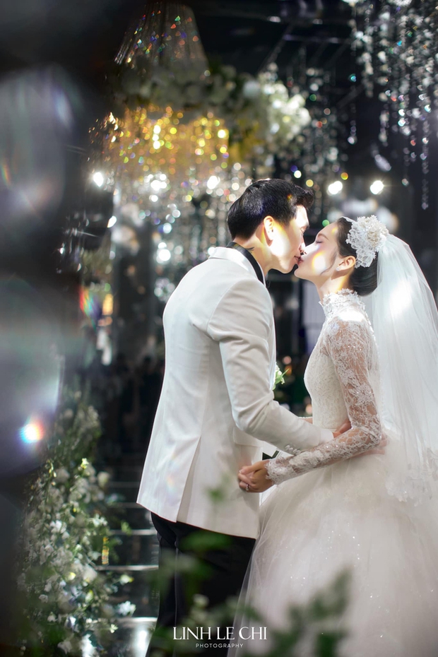 Một khoảnh khắc xúc động khi Đoàn Văn Hậu lau nước mắt cho Doãn Hải My trong đám cưới