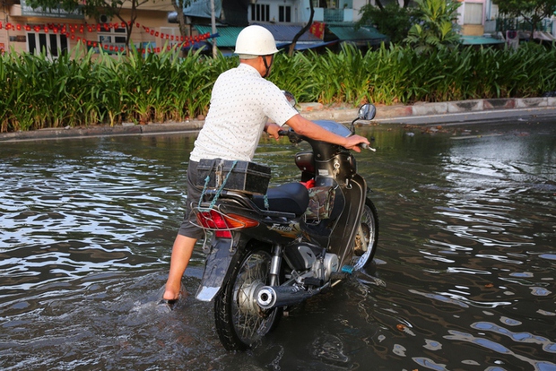 Người dân TPHCM chật vật đi lại trong ngày triều cường - Ảnh 6.