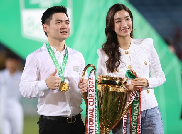 Chủ tịch CLB Hà Nội tiết lộ hình ảnh Hoa hậu Đỗ Mỹ Linh mặt mộc, sáng sớm đồng hành cùng bố chồng