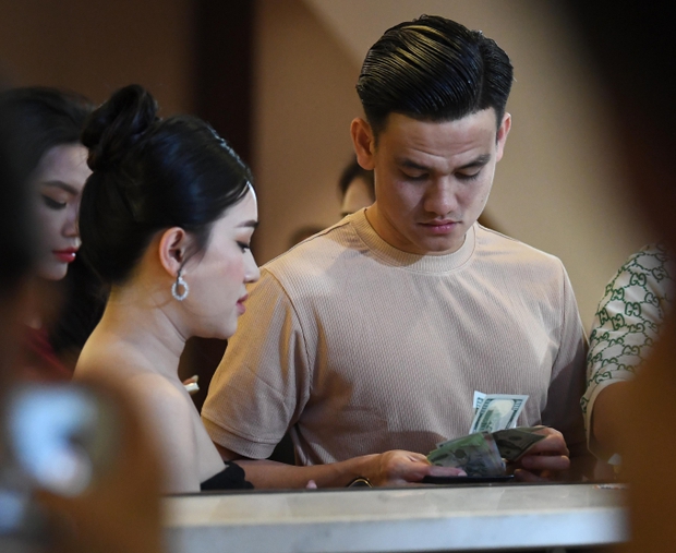 Vợ Hồ Tấn Tài gây sốc khi chia sẻ hình ảnh tham dự đám cưới Đoàn Văn Hậu