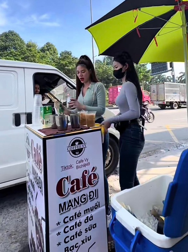 Bán cafe dạo, hai chị em khiến cánh mày râu phải tò mò tìm danh tính - Ảnh 3.