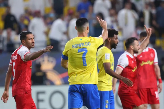 Ronaldo tạo dấu ấn với hành động đẹp sau khi đội nhà được hưởng phạt đền