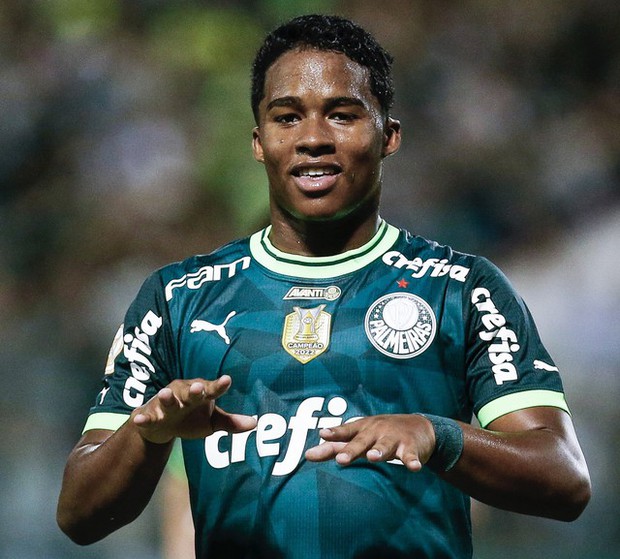 10 sao trẻ đưa ra sự so sánh giữa Messi và Ronaldo: Siêu sao người Argentina dẫn đầu