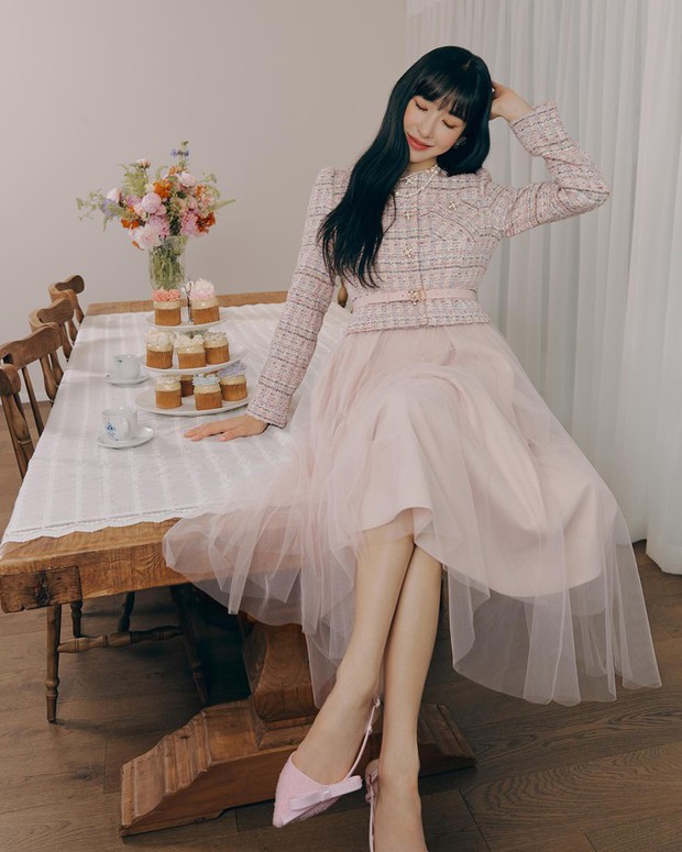 Diện áo khoác vải tweed đẹp như tiffany young