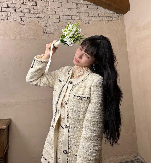 Diện áo khoác vải tweed đẹp như tiffany young