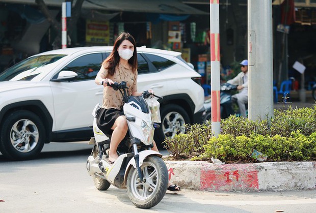 Đã vào mùa Đông nhưng Hà Nội lạ lắm: Nhiều người dân thủ đô vẫn quần cộc, áo ngắn tay đi ra đường - Ảnh 4.