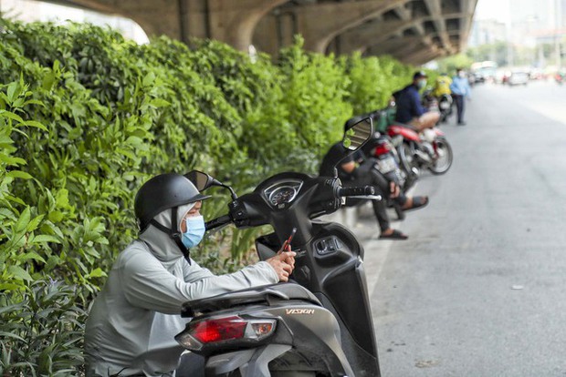 Đã vào mùa Đông nhưng Hà Nội lạ lắm: Nhiều người dân thủ đô vẫn quần cộc, áo ngắn tay đi ra đường - Ảnh 2.