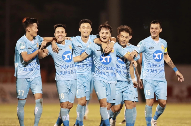 Diễn viên Bình An gây ngạc nhiên trong đám cưới Văn Hậu: Khi nào đến lượt tôi?