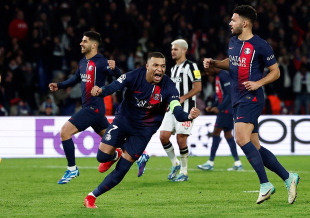 Làng cầu Anh bất bình Newcastle bị phạt đền bất thường