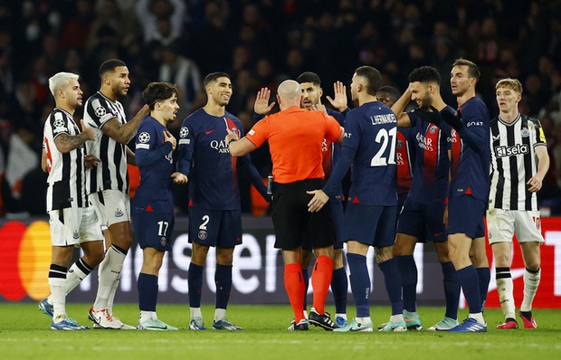 Làng cầu Anh bất bình Newcastle bị phạt đền bất thường