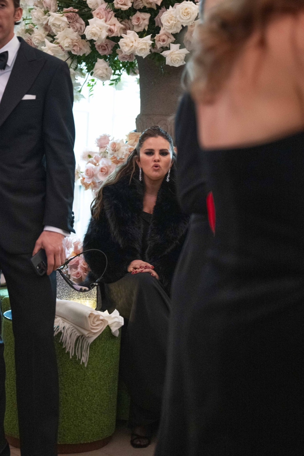 Selena Gomez unexpectedly attended her ex-lover's wedding, what expression caused a stir?  - Photo 5.