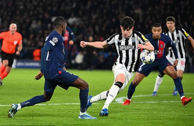 Làng cầu Anh bất bình Newcastle bị phạt đền bất thường