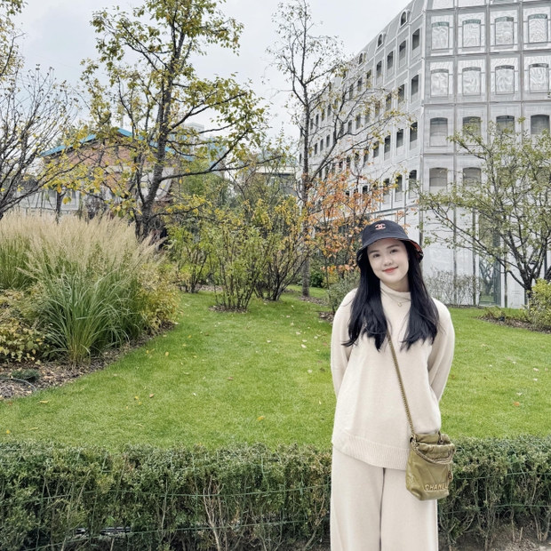 Làm mới nhan sắc đầy quyến rũ, vợ Duy Mạnh tiếp tục chinh phục ánh nhìn khen ngợi