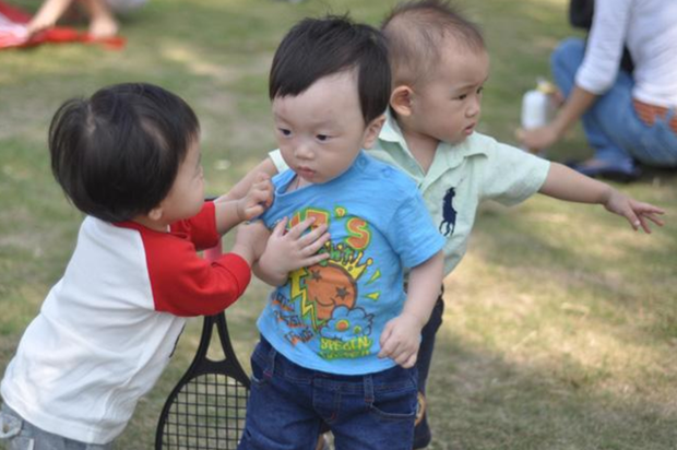 Con lăn lộn ăn vạ trên đường, người mẹ có cách làm khiến nhiều người phục: Đây là lý do vì sao có trẻ ngoan, trẻ hư! - Ảnh 3.