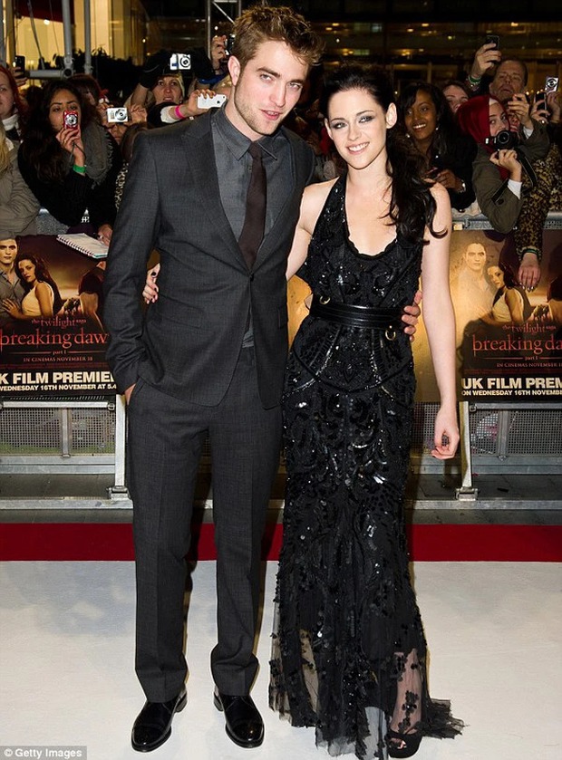 Jisoo (BLACKPINK) bắt chước Kristen Stewart để tham dự sự kiện cùng Robert Pattinson - Ảnh 5.