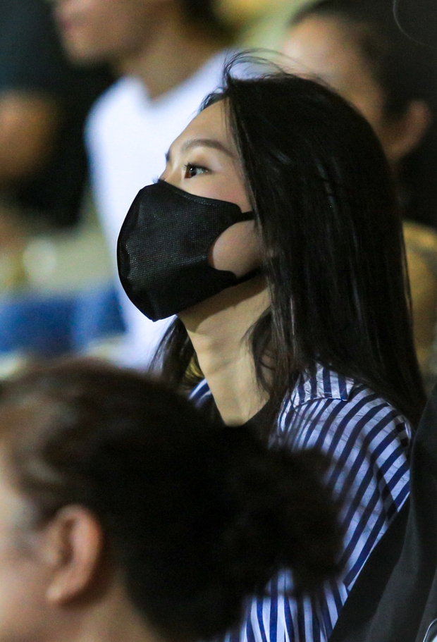 Doãn Hải My và Đoàn Văn Hậu xuất hiện đẳng cấp, điều bận rộn nhưng không quên tình nhân tại sân Hàng Đẫy trước đám cưới