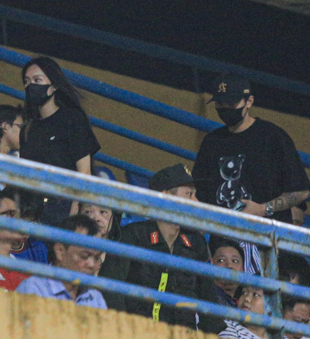 Doãn Hải My và Đoàn Văn Hậu xuất hiện đẳng cấp, điều bận rộn nhưng không quên tình nhân tại sân Hàng Đẫy trước đám cưới